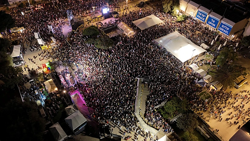 מבט מרחפן על המפגינים למען החטופים הערב בת"א