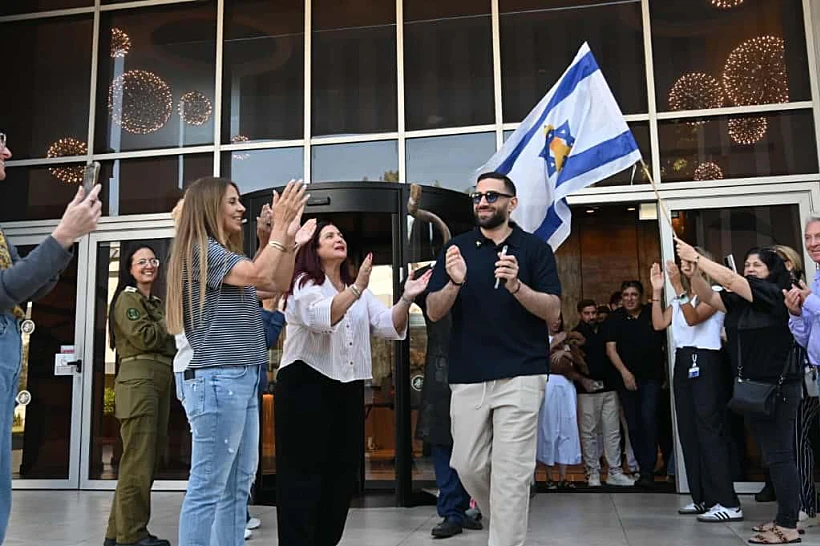 שגב כלפון ומשפחתו לפני היציאה הביתה מכפר המכביה