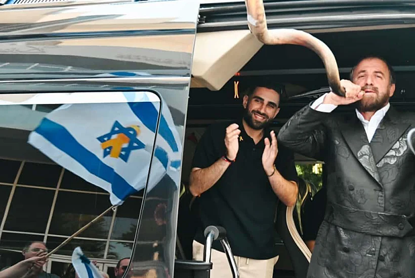 שגב כלפון ומשפחתו לפני היציאה הביתה מכפר המכביה