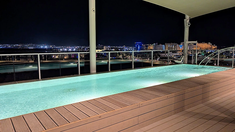 בריכת הרופטופ בלילה איסלה בראון 42° אילת