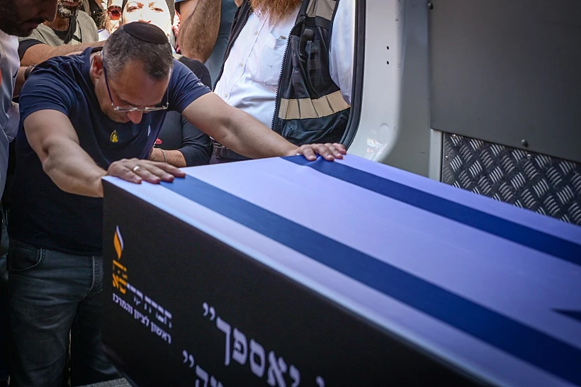 שרון שרעבי במסע ההלוויה של אחיו יוסי שרעבי