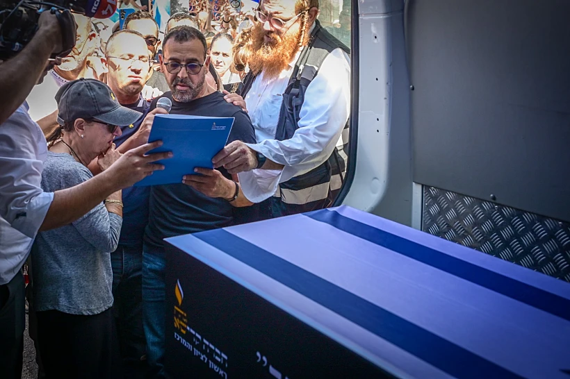 אלי שרעבי במסע ההלוויה של אחיו יוסי שרעבי