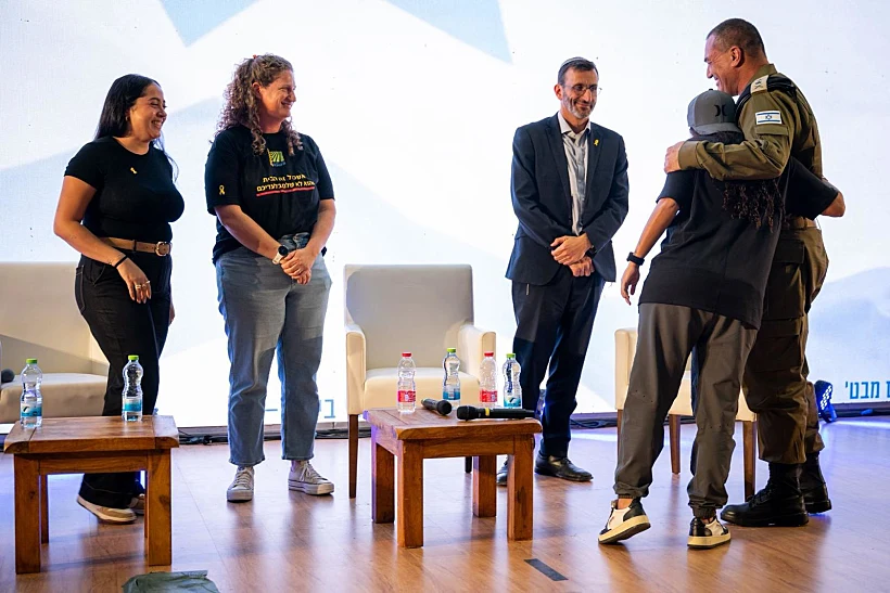 אמילי דמארי מחבקת את הרמטכ"ל