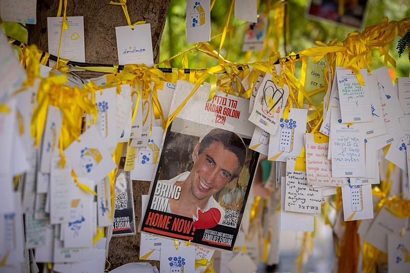 תמונתו של הדר גולדין בכיכר החטופים