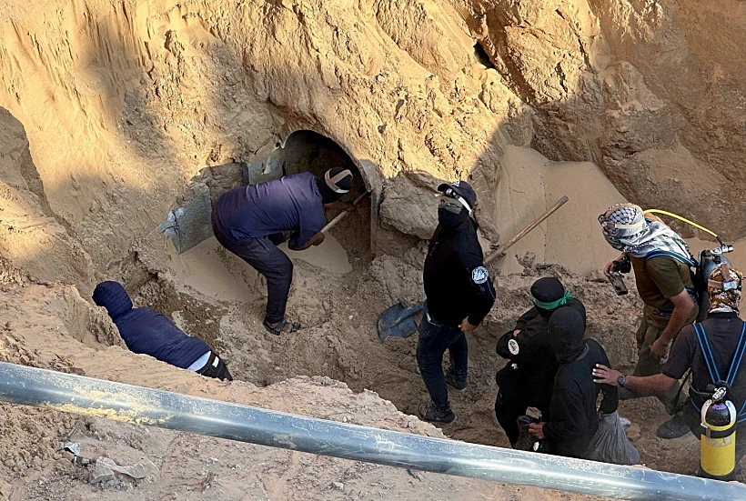 אנשי חמאס חופרים ברצועת עזה בחיפושים אחר חללים חטופים