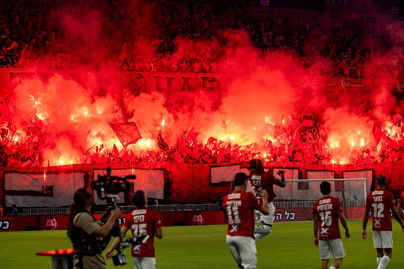 אבוקות ביציע הפועל תל אביב בגמר גביע הטוטו בסמי עופר