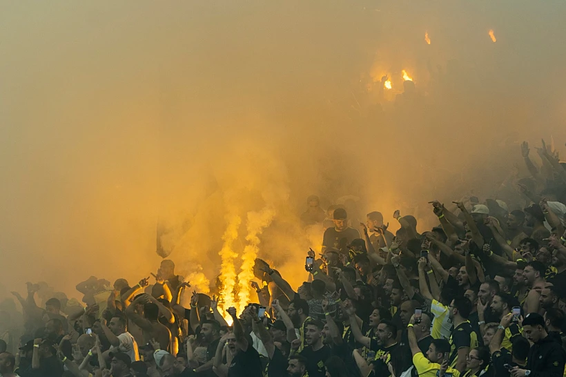 אבוקות ביציע אוהדי בית"ר ירושלים בגמר גביע הטוטו בסמי עופר