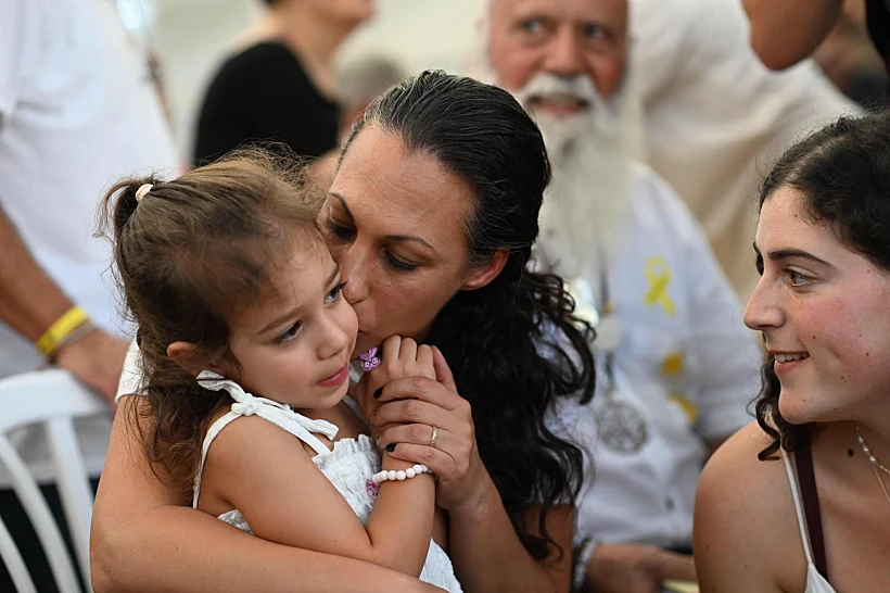 לישי מירן לביא עם בתה בכיכר החטופים