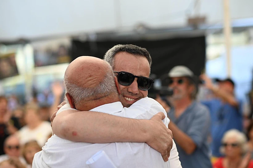 עמרי מירן עם אביו דני בכיכר החטופים