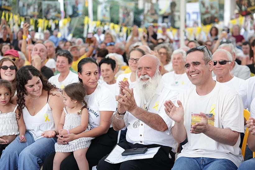 עמרי מירן עם אשתו לישי, בנותיהם ואביו דני בכיכר החטופים