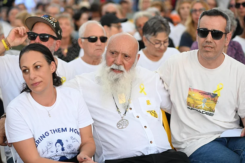 עמרי מירן עם אביו דני ואשתו לישי בכיכר החטופים