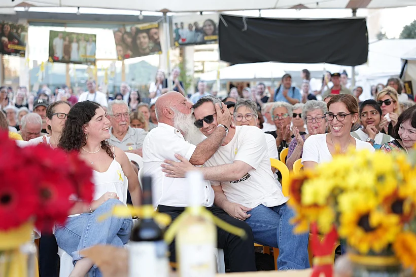 עמרי מירן עם אביו דני בכיכר החטופים