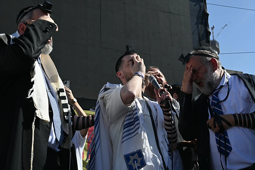 בר קופרשטיין בהנחת תפילין בכיכר החטופים