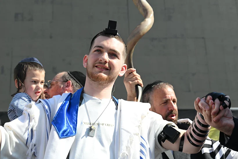 בר קופרשטיין בהנחת תפילין בכיכר החטופים