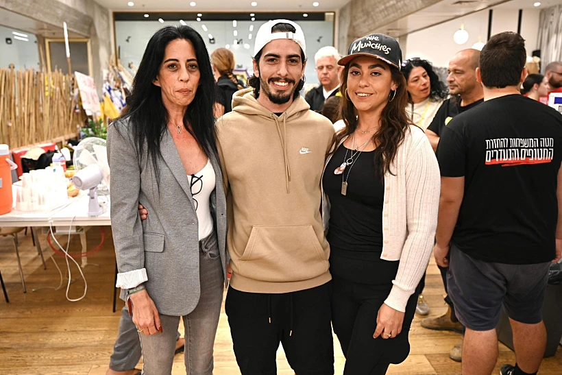 מתן צנגאוקר עם אמו עינב ובת זוגו אילנה בכיכר החטופים