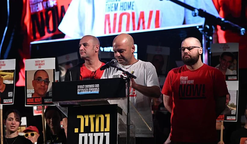 איתן, יאיר ועמוס הורן בכיכר החטופים