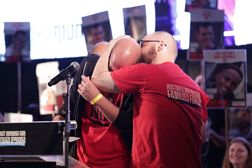 שורדי השבי יאיר ואיתן הורן בעצרת בכיכר החטופים