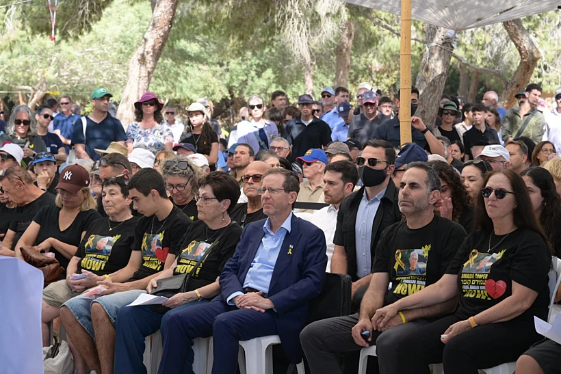 הנשיא הרצוג בהלווייתו של עמירם קופר בניר עוז