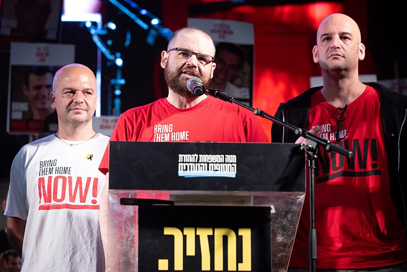 איתן הורן נואם בכיכר החטופים