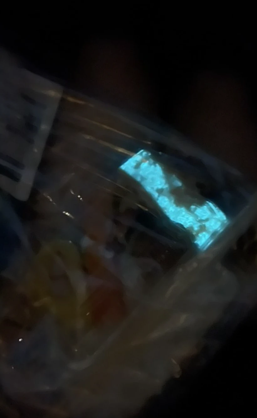 קנתה סושי וגילתה שהוא זוהר בחושך