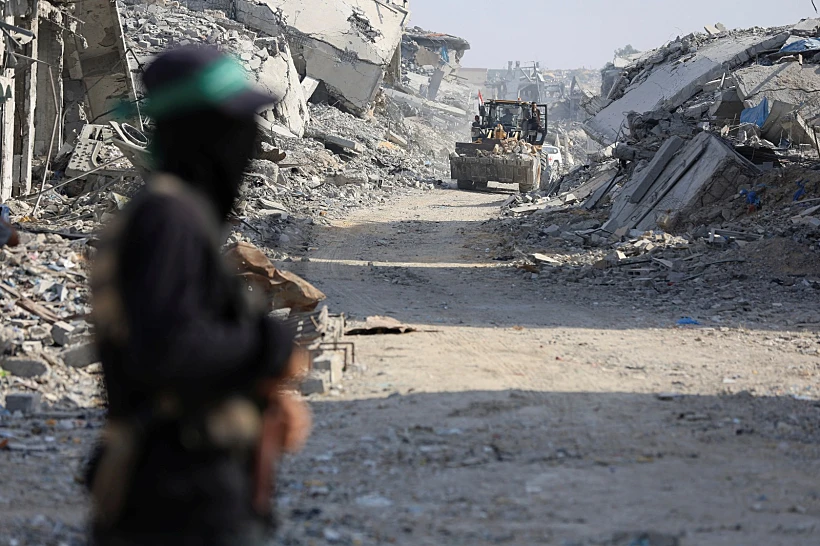 פעילי חמאס בחיפושים אחר חטופים חללים ברצועת עזה