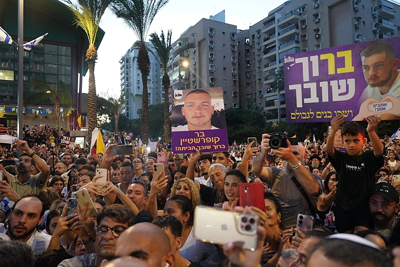 מקבלים את פניו של בר קופרשטיין שחזר הביתה לחולון