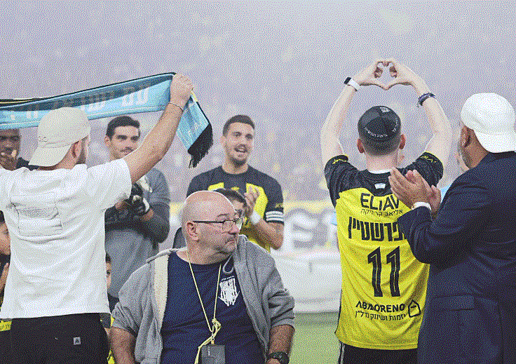 בר קופרשטיין עם אביו טל קופרשטיין על כר הדשא בטדי