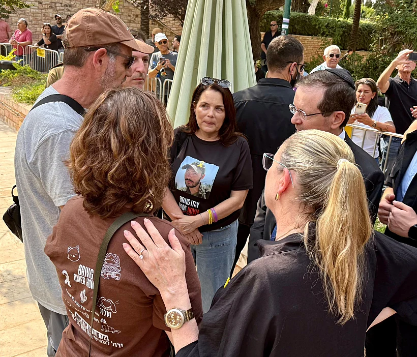 הנשיא הרצוג ורעייתו בפתח הלווייתו של אסף חממי, עם הוריהם של איתי חן ועומר נאוטרה