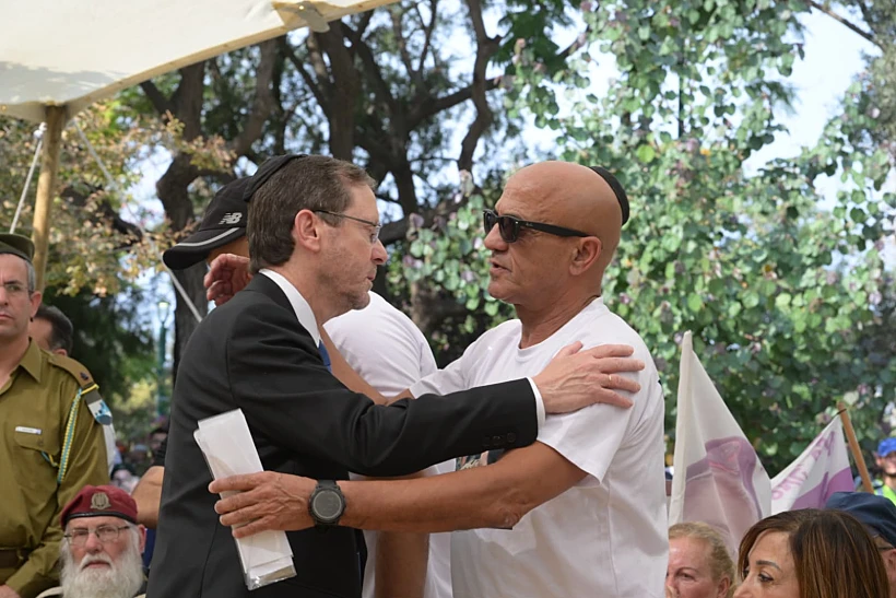 הנשיא יצחק הרצוג עם אביו של אסף חממי