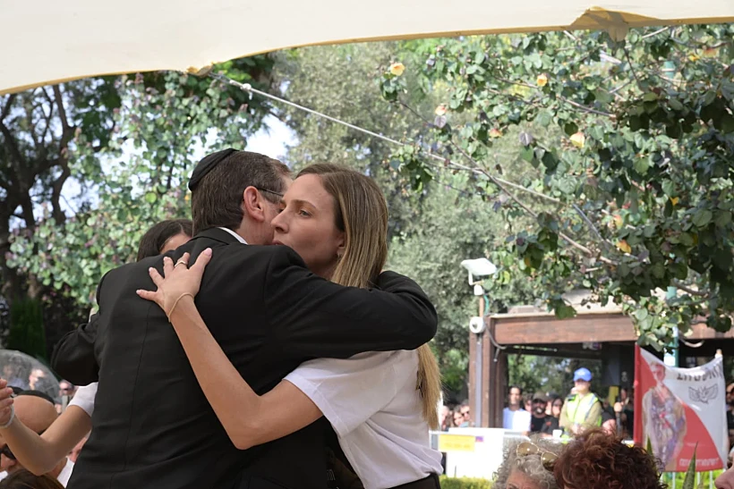 הנשיא יצחק הרצוג עם אשתו של אסף חממי