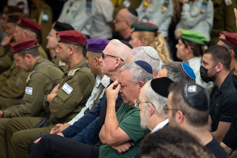 שר הביטחון לשעבר גלנט עם גנץ ואיזנקוט בהלווייתו של אל"מ אסף חממי