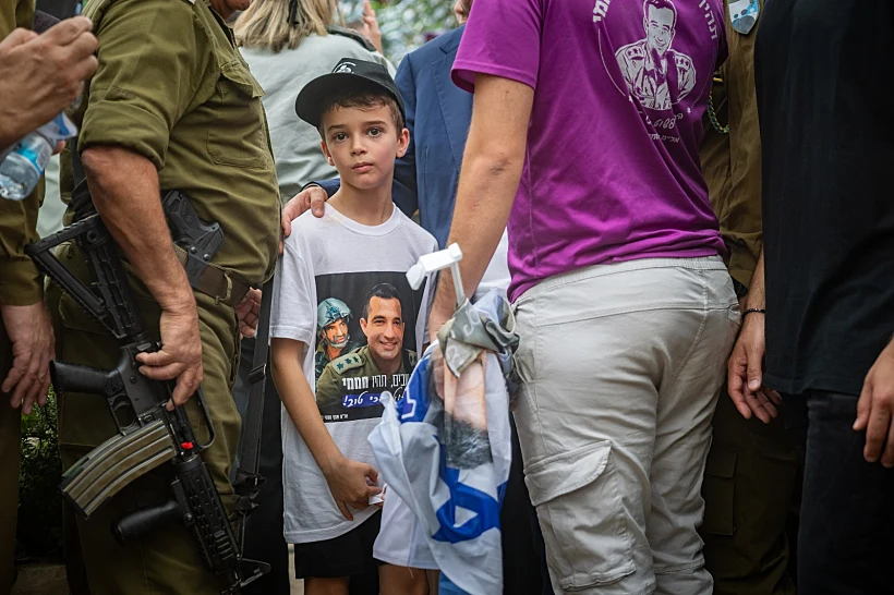 בנו של של אל"מ אסף חממי בהלווייתו בקריית שאול