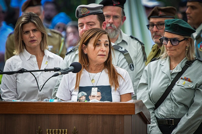 אימו של אל"מ אסף חממי בהלווייתו