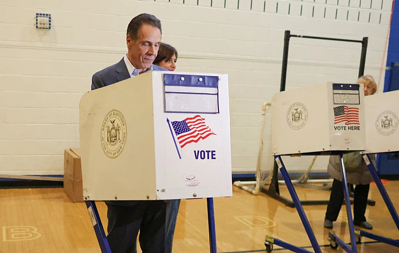 המועמד אנדרו קואמו בקלפי ביום הבחירות בניו יורק