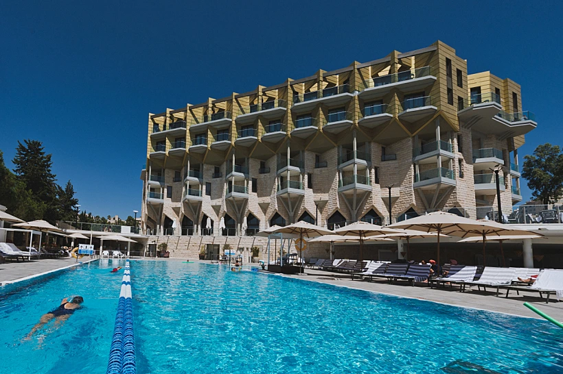 הבריכה במלון ענבל