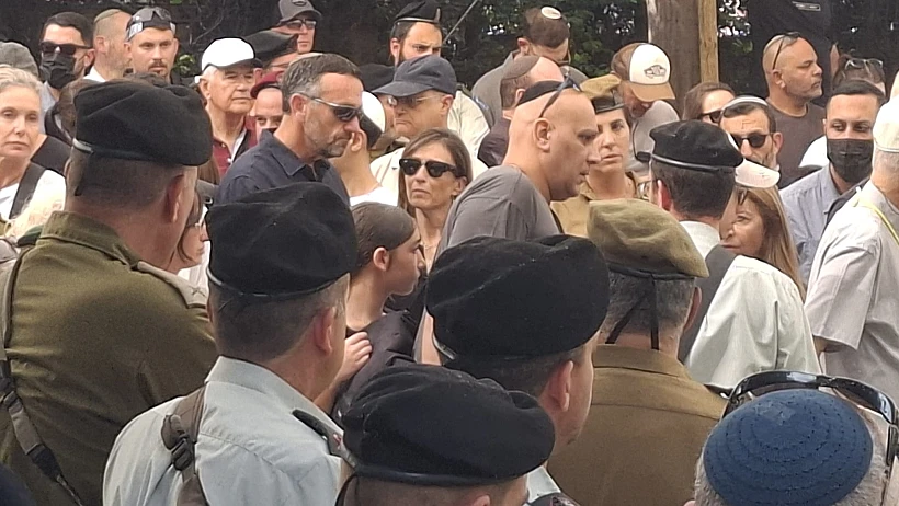 הרמטכ"ל לשעבר הרצי הלוי ורעייתו בהלווייתו של עוז דניאל