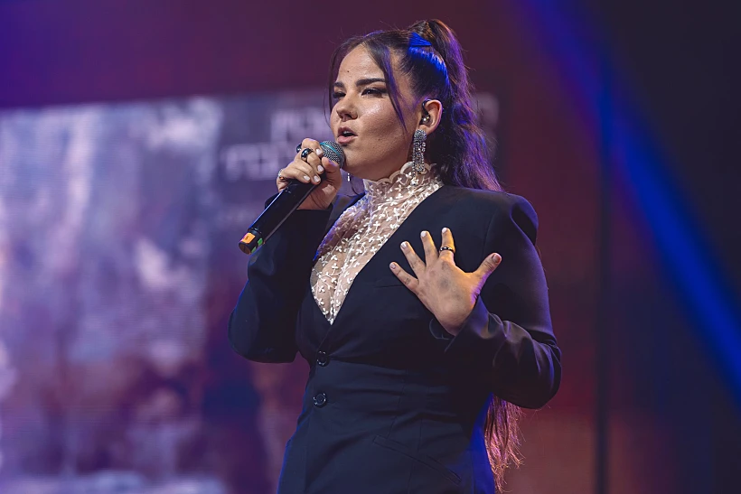 נטע ברזילי במופע המחווה לחוה אלברשטיין