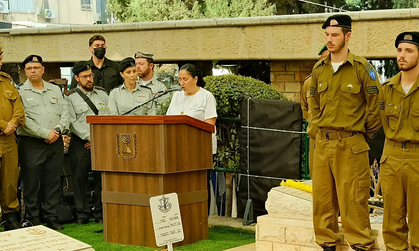 מירב, אימו של עוז דניאל, סופדת לו בהלווייתו