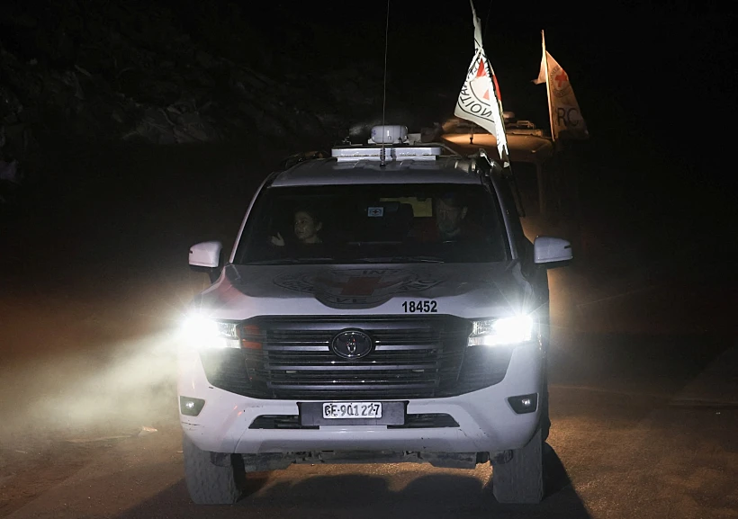 רכב הצלב האדום בדרך לכוח צה"ל בעזה עם ארונו של ג'ושוע לואיטו מולל