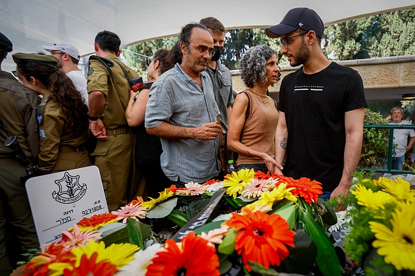 נמרוד כהן והוריו בהלווייתו של עוז דניאל