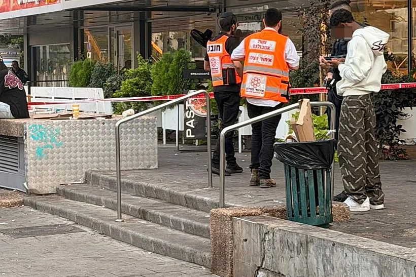 זירת הדקירות ברחוב אבן גבירול בתל אביב