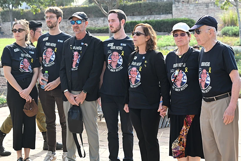 משפחתו של סרן עומר נאוטרה בהלווייתו