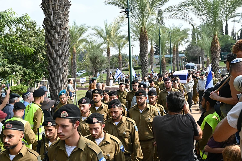 הלווייתו של סרן עומר נאוטרה בקריית שאול