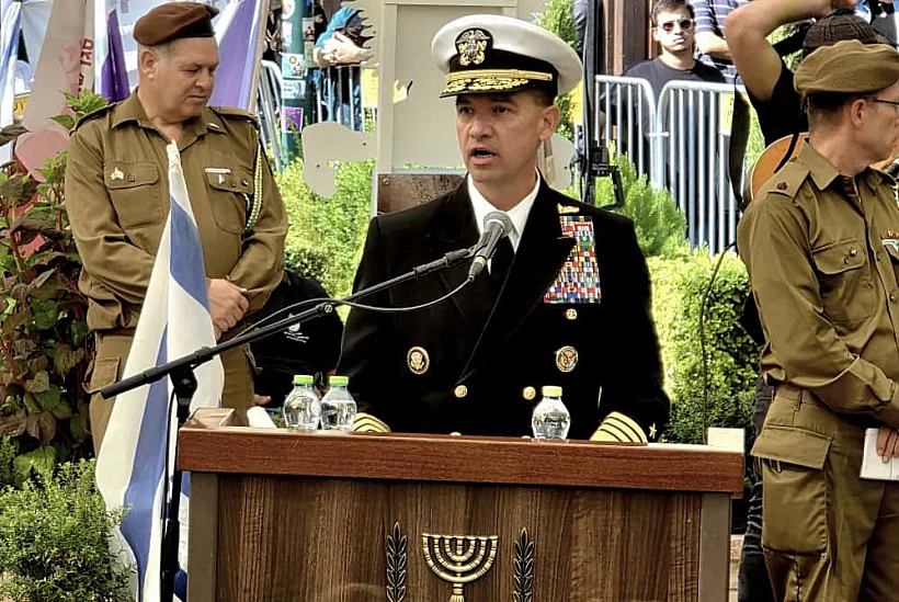 אדמירל בראד קופר, מפקד סנטקום, בהלווייתו של סרן עומר נאוטרה