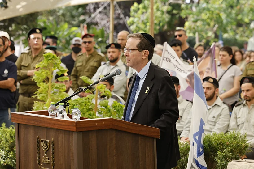 נשיא המדינה יצחק הרצוג בהלווייתו של סרן עומר נאוטרה