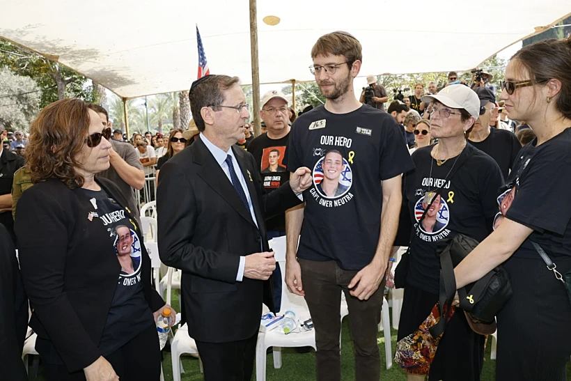 נשיא המדינה יצחק הרצוג עם משפחתו של סרן עומר נאוטרה בהלווייתו