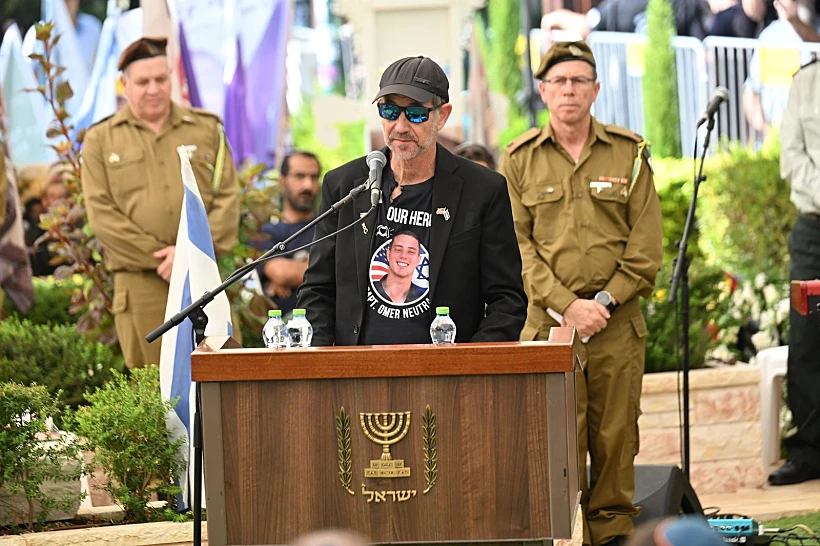 רונן, אביו של סרן עומר נאוטרה, סופד לו בהלווייתו