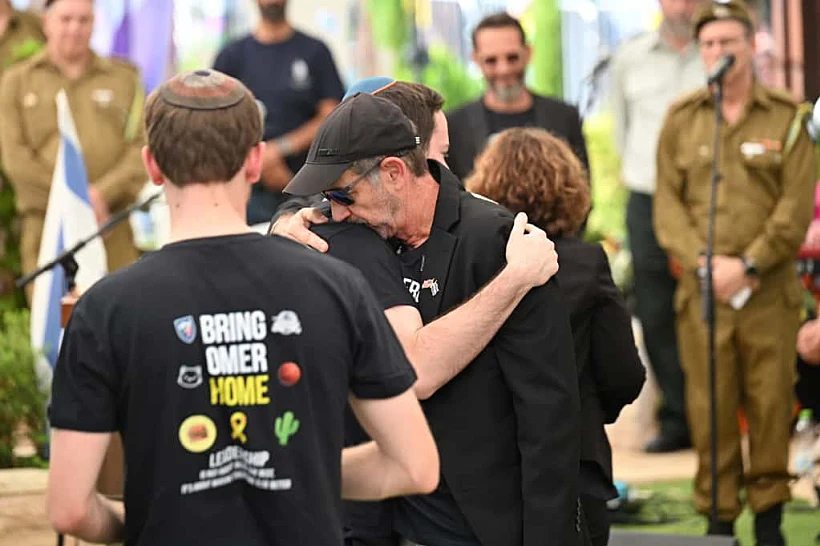 משפחתו של סרן עומר נאוטרה בהלווייתו