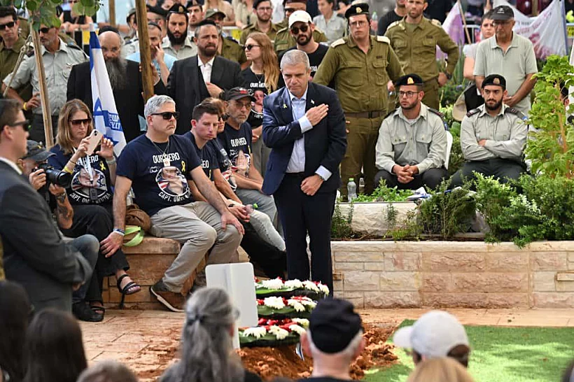 גל הירש בהלווייתו של סרן עומר נאוטרה