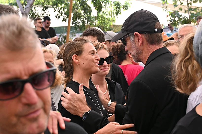 שורדת השבי דורון שטיינברכר עם אביו של סרן עומר נאוטרה בהלווייתו